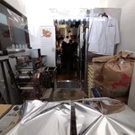 櫻井中華そば店 - 外から見える製麺室