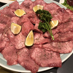 焼肉 翔苑 - 外側からタン元とタン中、中央が厚切り