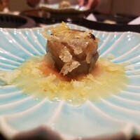 西麻布けんしろう - 肉じゃが(人参、玉葱(ペコロス)、タン舌の角煮、ポテトチップス)