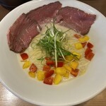 ホルモンらーめん8910 - ローストビーフとパプリカに葱の載った冷やしラーメン