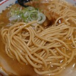 東京煮干し らーめん玉 東京駅店 - 麺はしっかりストレート中太麺
