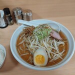 らーめん来斗 - もやし&メンマがしゃきしゃきで旨し！チャーシュー煮卵も旨×２!…