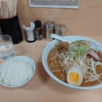 らーめん来斗 - 辛味噌らーめん(大盛)&小ライス。