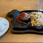 ステーキサロン・カウボーイズ - ハンバーグステーキ210g 1390円。