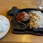 Suteki Saron Kauboizu - ハンバーグステーキ210g 1390円。