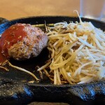 ステーキサロン・カウボーイズ - 料理写真:ハンバーグステーキ210g 1390円。