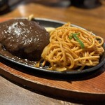 肉の万世 - 料理写真:ハンバーグ&ナポリタン