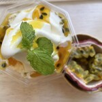 VILLAGE CAFE 深沢 - 奄美大島のパッションフルーツソースのソフトクリーム