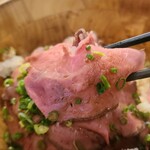 和牛とワイン フォーコ - 黒毛和牛ローストビーフ丼(税込990円)【ご飯少なめ】
            大根おろしと刻み葱がトッピングされています
            ローストビーフ自体は薄切りなのであまり牛肉のエグみを感じること無く食べ易かったです