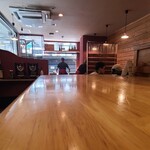 和牛とワイン フォーコ - 店内は壁に木板を使い、木製調度品との組み合わせとも相まって落ち着いた雰囲気
            お席はカウンター6席、テーブル席24席の合計30席
