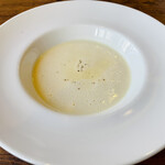 PASSO A PASSO - 5分程で提供、泡が少し浮いてる。旨味のあるあっさり冷たいじゃがいもスープは暑い日にピッタリ。