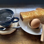 天気輪の柱 - 安定のモーニング、今日の黄身は少しばかり半熟際立つ仕上がりだったので途中からスプーンで掬って頂いた。