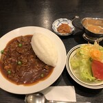 洋食屋牛銀 - ハヤシライス　サラダ　漬物