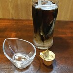 キッチン ブルー グローブ - ミルクを入れます