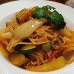 キッチン ブルー グローブ - 反対側から、野菜がたっぷり！