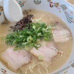 Kyuushuu Ramen Yaoki - ラーメン(税込800円)
                        トッピングは小さめ叉焼3枚、千切り木耳、刻み葱
                        毎朝お店で豚骨のみで仕込む自家製スープ、やや獣臭のするスープですがそこまで濃くありません
                        細ストレート麺はやや硬めでやや好み
