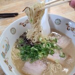 Kyuushuu Ramen Yaoki - ラーメン(税込800円)
                博多ラーメンよりもマイルドな感じですが、濃過ぎないバランスが取れており、これもまたアリかと思います