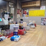 九州ラーメン八起 - 店内も年季が入った厨房、でも不潔感はありません
            カープのポスターがあるのは広島のお約束
            お席はカウンター12席のみ
