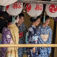 祇園 やま岸 - ランチの後、見学をしていた船鉾に祇園甲部の舞妓さんたちがやって来ました～。　夫は柚子葉ちゃんとツーショットも撮らせて頂きご機嫌（笑）
