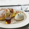 Any cafe - 笑顔のパンケーキ(￥1300)。そのままで食べたり、シロップと塩やホイップでの食べ比べもやっちゃえ！