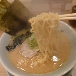 Yokohama Iekeira Mensenya - 麺はゴワゴワしてたけれど
                        時間経過と共に柔らかくなった
                        けれどモチっとした魅力のある感じではない
                        
                        日本のラーメンでは今まで味わったことのない
                        何か変わった感じの味わいを感じる