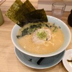 横濱家系ラーメン 千家 - ◯家系ラーメン
            豚骨感はちゃんとあるけれど
            アッサリ感もある。
            
            何かのバランスが悪く感じる味わい。
            
            節系の出汁もしてそうな少し薄味な塩味。