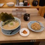 横濱家系ラーメン 千家 - ●ラーメン、チャーハンセット　950円
            
            ◯キムチ
            テーブルの壺に入ってて無料で食べられる。
            良く漬かってて
            甘味、辛味も良い感じで美味しい。