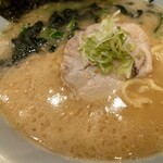 横濱家系ラーメン 千家 - 何だろ❔
            あまりスープを飲みたいと思える
            魅力を感じない❔（笑）
            
            ご飯をスープに投入したら
            そのご飯まで食べたくなくなる感じ❔（笑）
            何だか気持ち悪さも感じる❔www