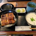 うなぎの比恵島 - うな丼(大)\2780　右側の呉汁も絶品です！　　　　　　　夏場には、お茶も熱いが呉汁も熱い！でも、美味い！から全～部食べるとてげ暑いです～。　　