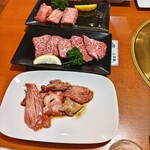 焼肉冷麺明月館 - お肉はすでに焼き始めているので２枚づつ足りない