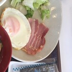 すき家 - ベーコンはおいしい　野菜サラダ元気なし
