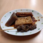 Chuuka Soba Semmontem Mitaka - 西播地方独特の、生姜醤油をつけて食べるおでん。おでん鍋からセルフで取って、鍋の横に小さな壺に入った生姜醤油を少しかける。これがなかなか旨い。