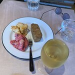 THE NUTS EXCHANGE - 豆腐チリソースとビーツポテトサラダ、パイナップルクランブルケーキ、白ワイン