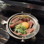 厚肉焼肉ホルモン 牛SUKE - 炙り牛ユッケ