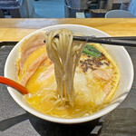 超純水採麺 天国屋 - 麺は全粒粉入りの細麺