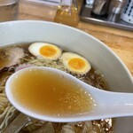 大勝軒 - 伝統的な煮干し醤油のスープ
