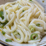 谷川米穀店 - 生卵は麺の間に隠れてるので混ぜやすい