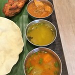 BOMBAY - 上からクランブ（野菜カレー）、パイナップルラッサム（酸味と辛味のあるスープ）、サンバル（豆と野菜入りスープカレー）