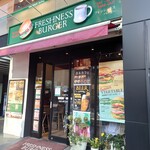 フレッシュネスバーガー - 伊勢丹のある角から見えるお店です。