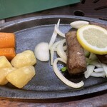 ミートピア - 小さい肉も焼き加減最高