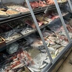 おかもと鮮魚店  - 店内に入る時に横切るお魚加工場のショーケース