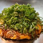 Yaoya - ①八尾家焼き全部載せ(税込1,680円)
      出汁の効いた生地にキャベツを混ぜ、1本の長い豚バラ肉、海老入れてベースを焼き上げ、半熟玉子載せて、マヨネーズ掛け、青海苔&鰹節振り、刻み九条葱たっぷり載せます