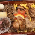 えび寿屋 - 【鶏弁　重箱】味つけの違う鶏肉が入っていて、贅沢なお弁当。