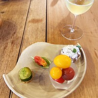 restaurant KAM﻿ - とれたてトマト4種、きゅうりは生と発酵と水切ヨーグルト
                いつもの玉ねぎのタルトおいしい
                セミドライトマトの下はバジル