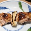 鳥や み津ちゃん - ②ねぎま(秋田県産、比内地鶏)【塩】
ジューシーな腿肉を皮と一緒に焼くことで、皮のパリッと感と脂の旨みを楽しめます
弾力があり噛む程に肉の旨みを感じるのは、平飼いだからこその食感ですね