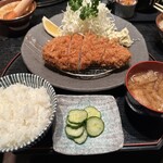 食事処 まるはち - 三元豚ロースカツ200g定食　普通盛り