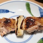 鳥や み津ちゃん - ②ねぎま(秋田県産、比内地鶏)【塩】
            ジューシーな腿肉を皮と一緒に焼くことで、皮のパリッと感と脂の旨みを楽しめます
            弾力があり噛む程に肉の旨みを感じるのは、平飼いだからこその食感ですね