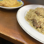 アジアカレーハウス - チキンカレーのチキン見た目よりでかいです。