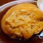 Menkui Ya - 上に掛けてある卵にスプーンを入れてみると
                        裏面がトロォっとしてる半熟卵焼きが
                        円やかさを演出し
                        軽く酸味のある醤油餡にマッチしてるんだよねえ❕