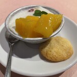 中国料理 旬輝 - マンゴーと杏仁豆腐。その横は料理長の奥さんが作ってるココナッツクッキー。